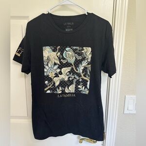 LA FAMILIA Feather Fam Woman T-Shirt Medium Unisex，M